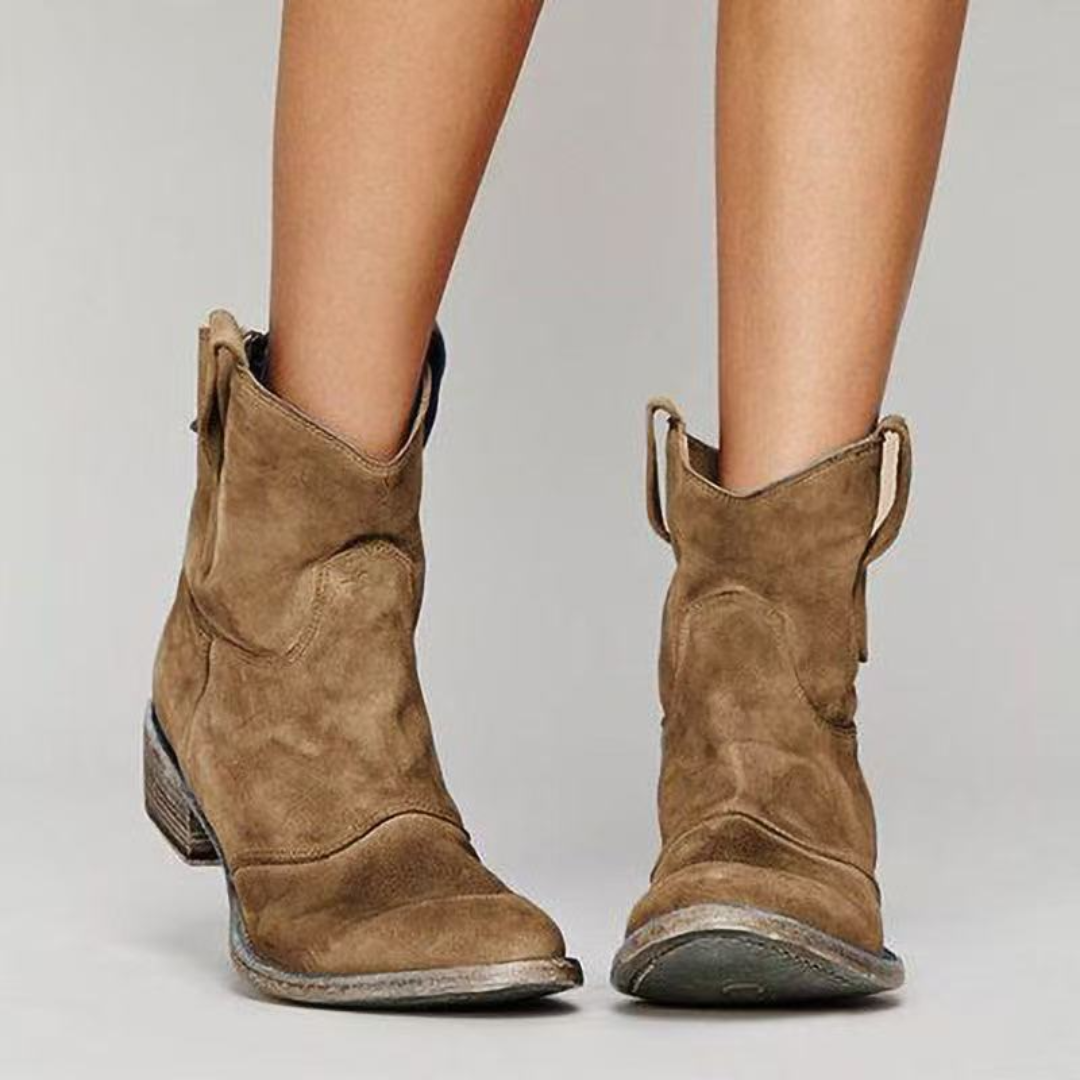 Carlotta – Elegant Ankle Boots in Suede for a Trendy Style